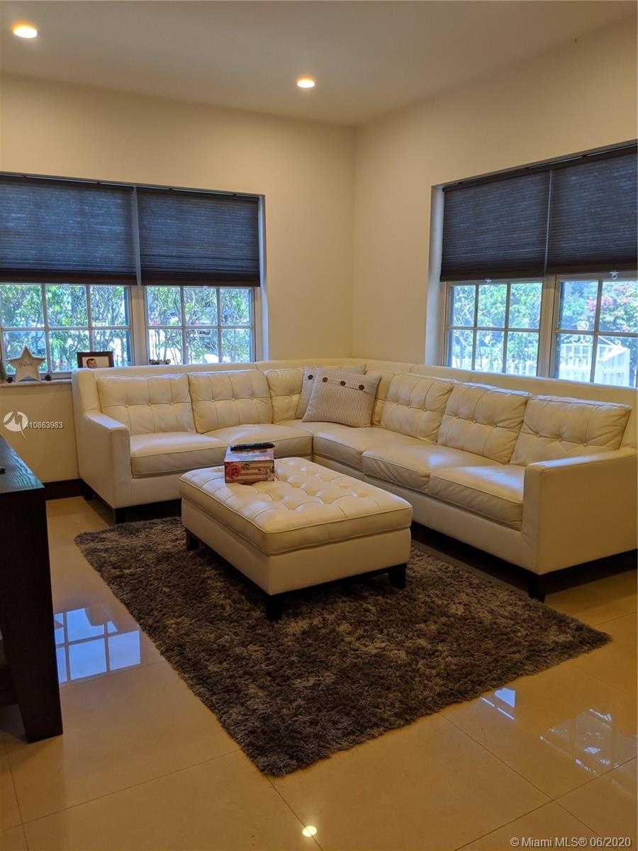 Small Image of 8335 CRESPI BLVD #4, Miami Beach Number 2