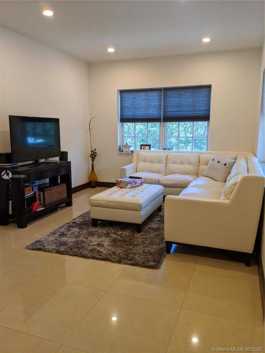 Small Image of 8335 CRESPI BLVD #4, Miami Beach Number 3