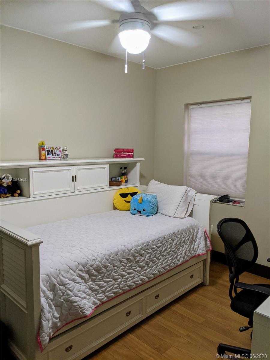 Small Image of 8335 CRESPI BLVD #4, Miami Beach Number 9