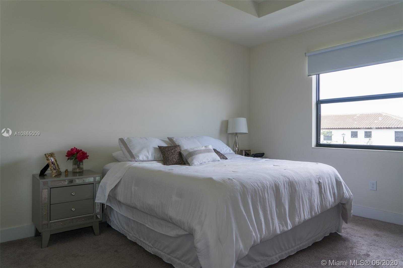 Small Image of 8839 NORTH WEST 103RD PL, Doral Number 12