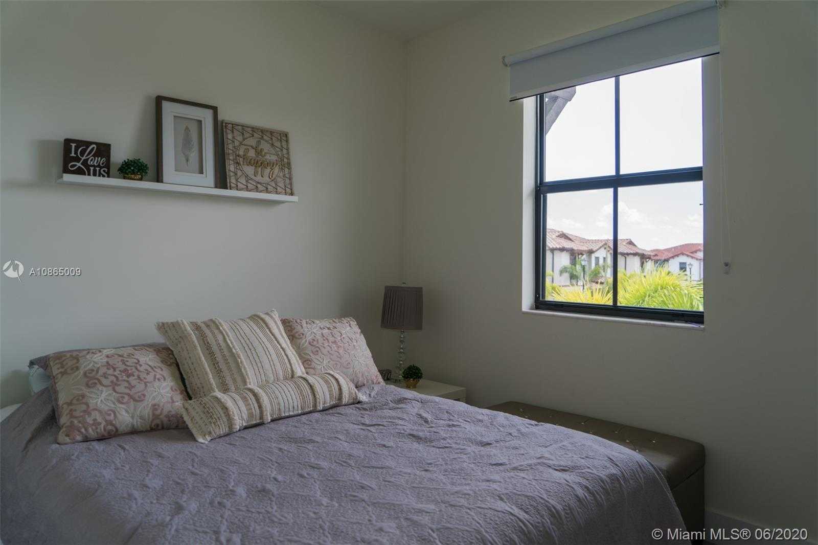 Small Image of 8839 NORTH WEST 103RD PL, Doral Number 16