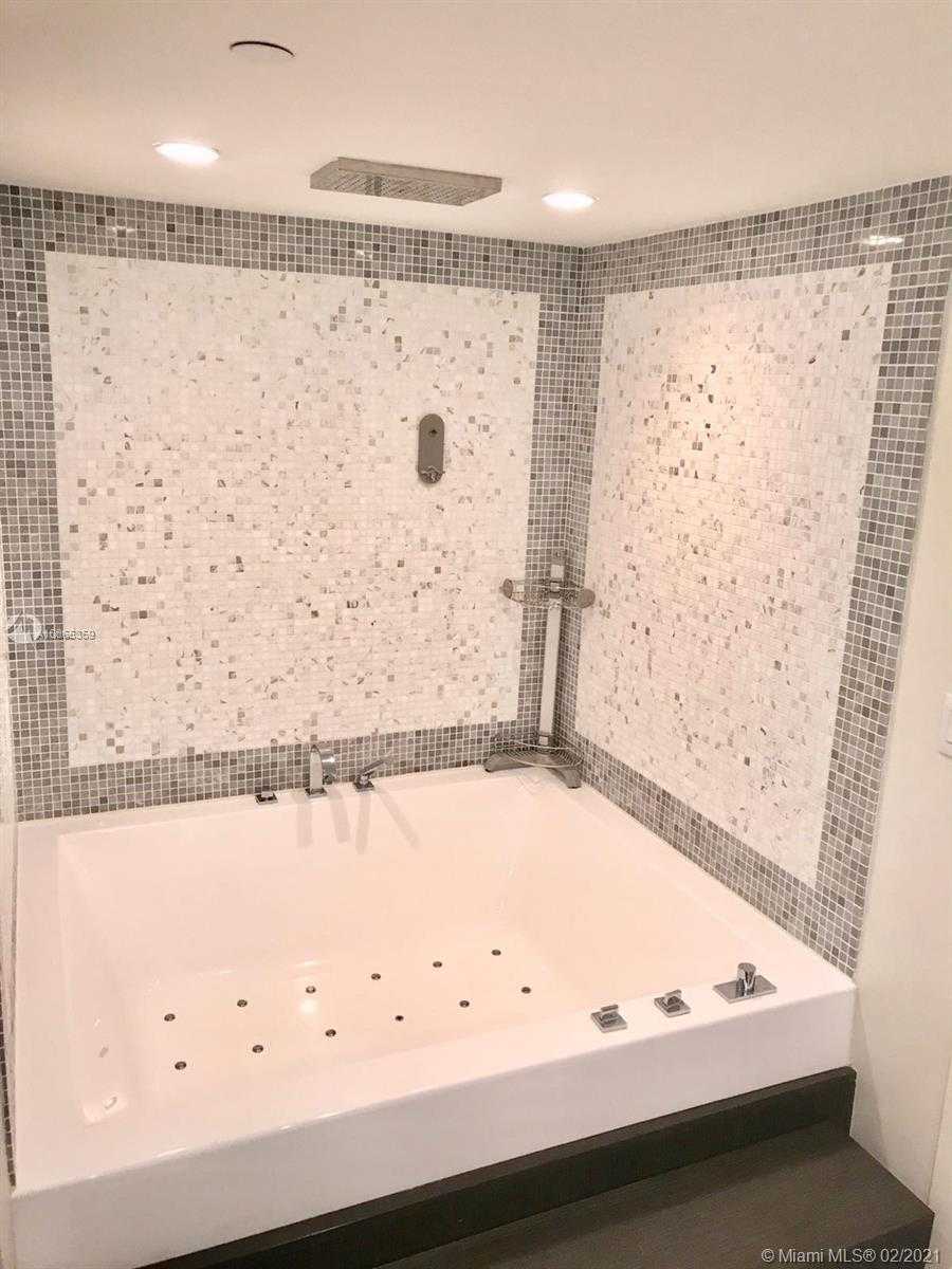 Small Image of 200 BISCAYNE BOULEVARD WAY #3610, Miami Number 7