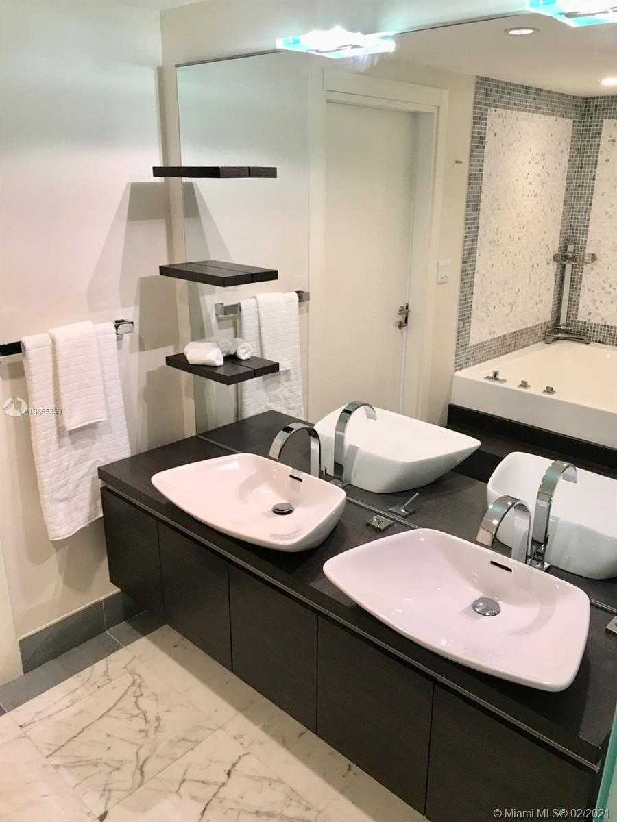 Small Image of 200 BISCAYNE BOULEVARD WAY #3610, Miami Number 8