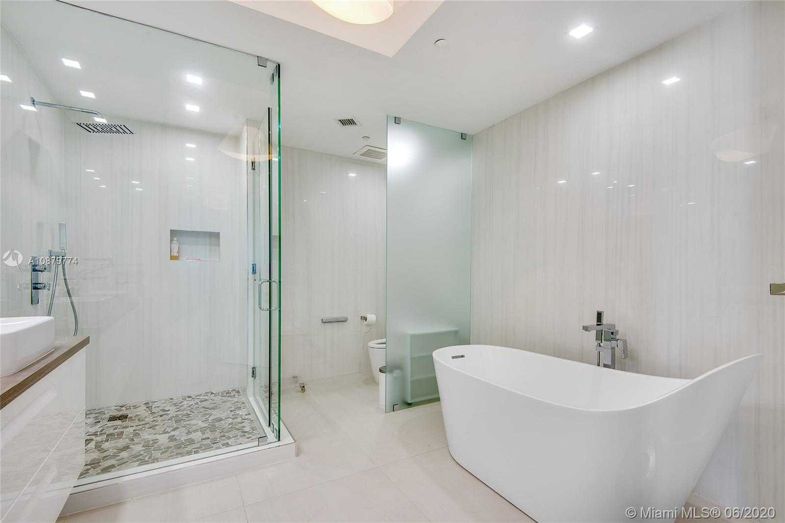 Small Image of 100 SOUTH POINTE DR #609, Miami Beach Number 13