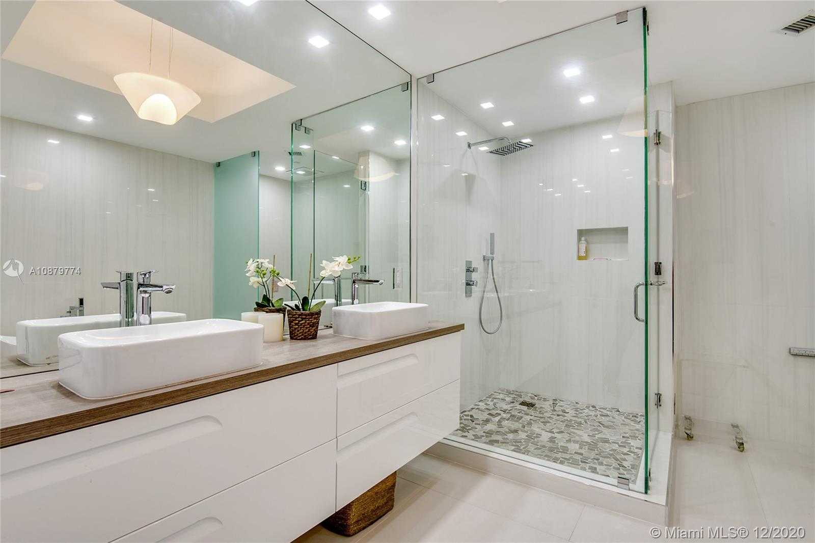 Small Image of 100 SOUTH POINTE DR #609, Miami Beach Number 14