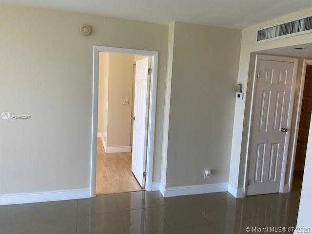 Small Image of 3101 N Country Club Dr, Aventura, FL 33180, USA Number 13