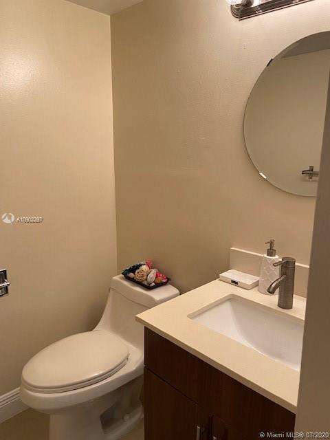 Small Image of 3101 N Country Club Dr, Aventura, FL 33180, USA Number 19