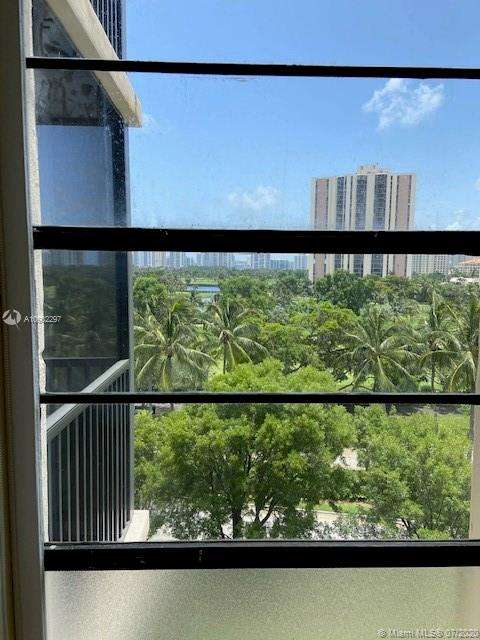 Small Image of 3101 N Country Club Dr, Aventura, FL 33180, USA Number 22