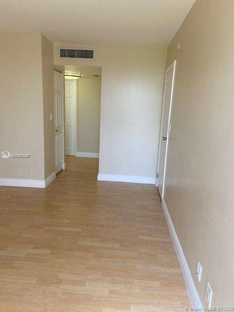 Small Image of 3101 N Country Club Dr, Aventura, FL 33180, USA Number 24
