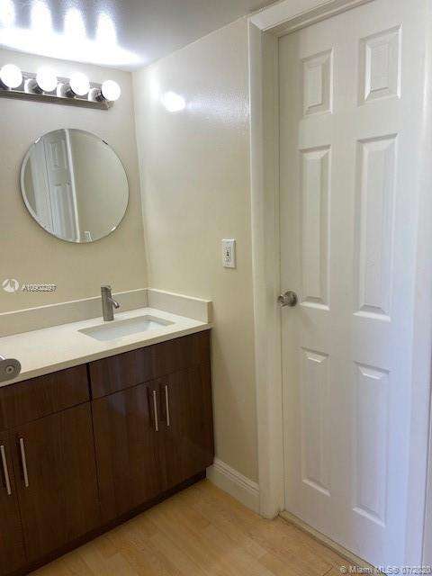 Small Image of 3101 N Country Club Dr, Aventura, FL 33180, USA Number 30