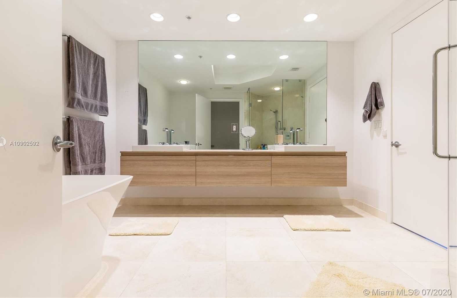 Small Image of 17111 BISCAYNE BLVD #1402, North Miami Beach Number 6