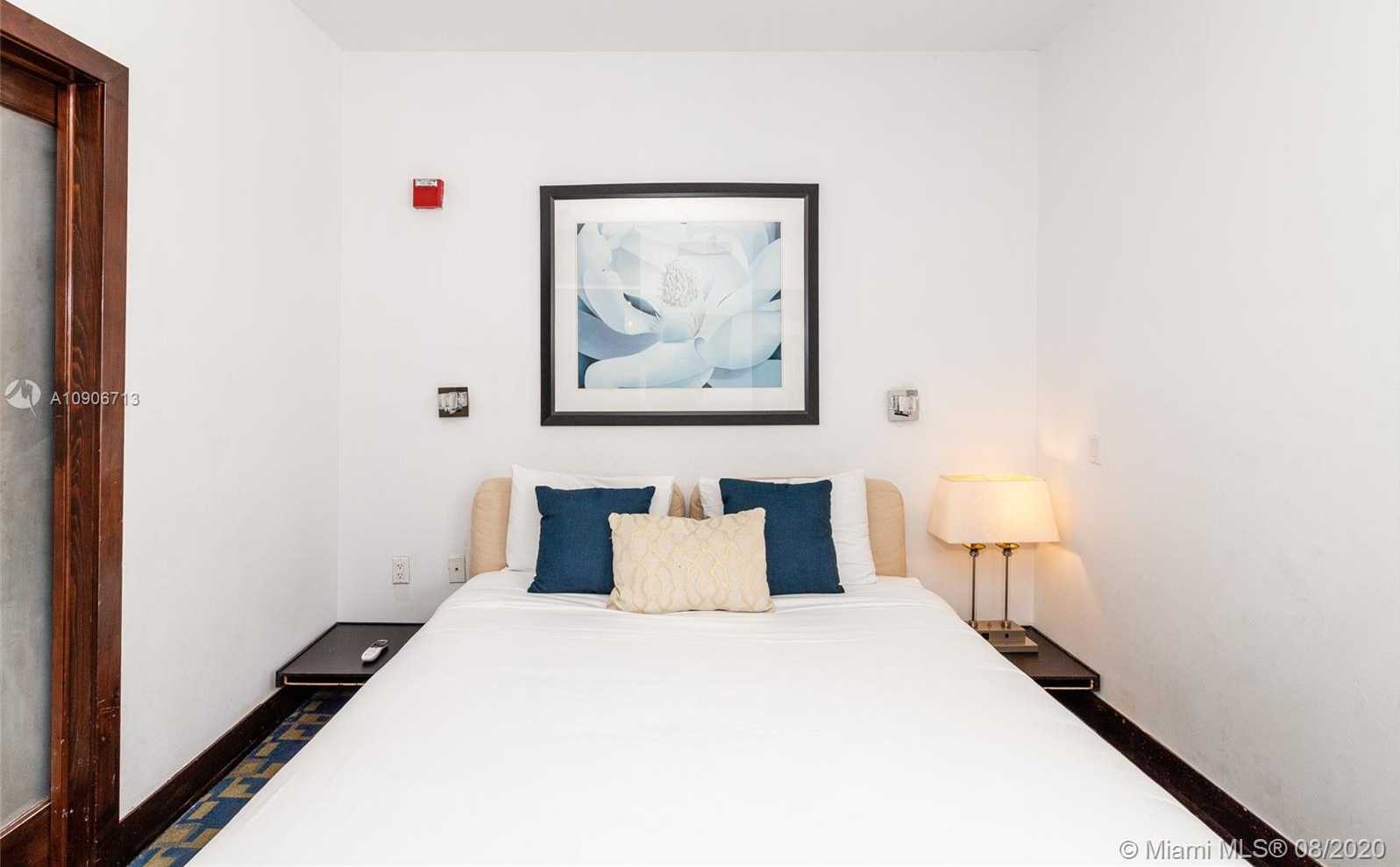 Small Image of 1060 OCEAN DR #D204, Miami Beach Number 3