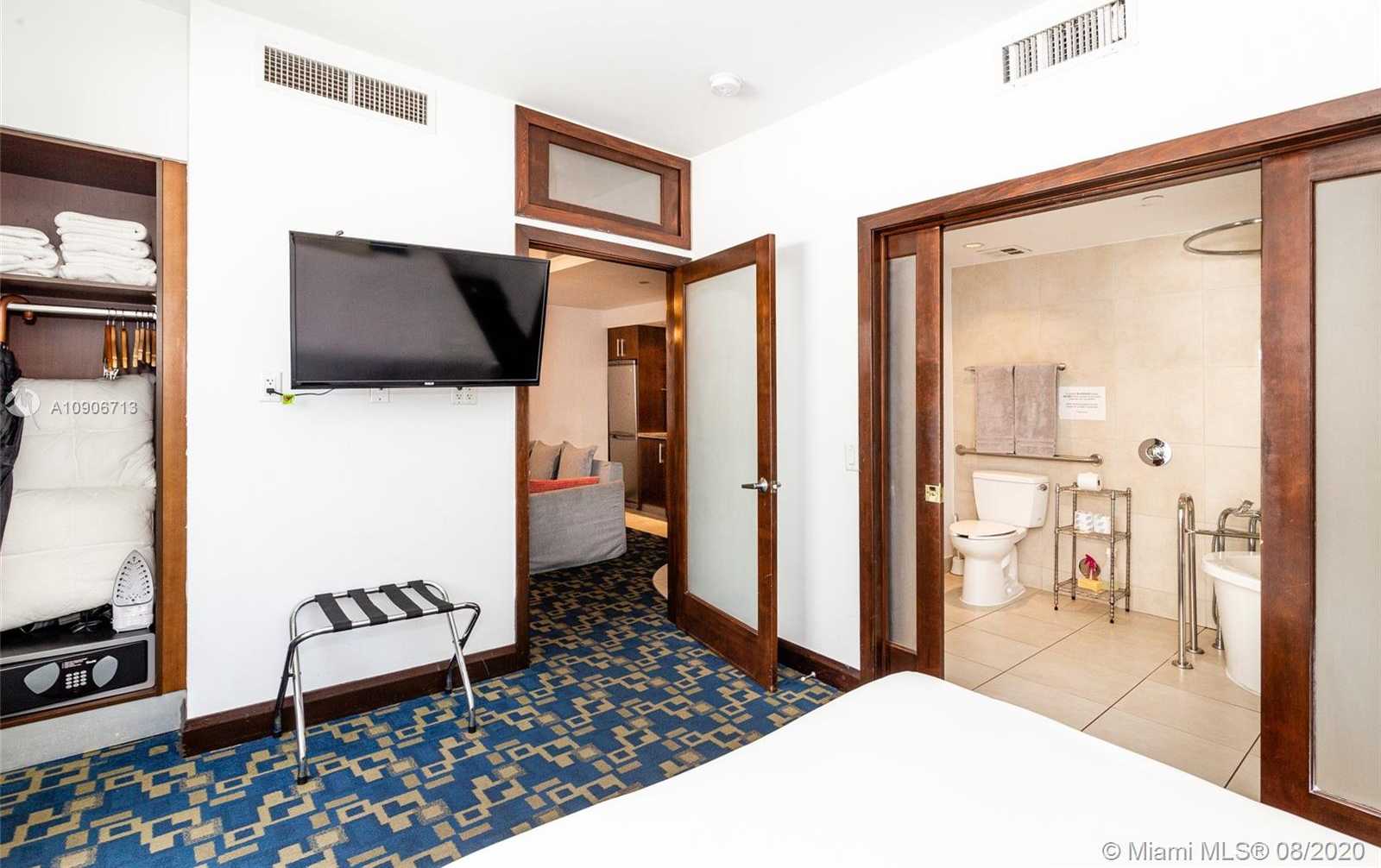 Small Image of 1060 OCEAN DR #D204, Miami Beach Number 4