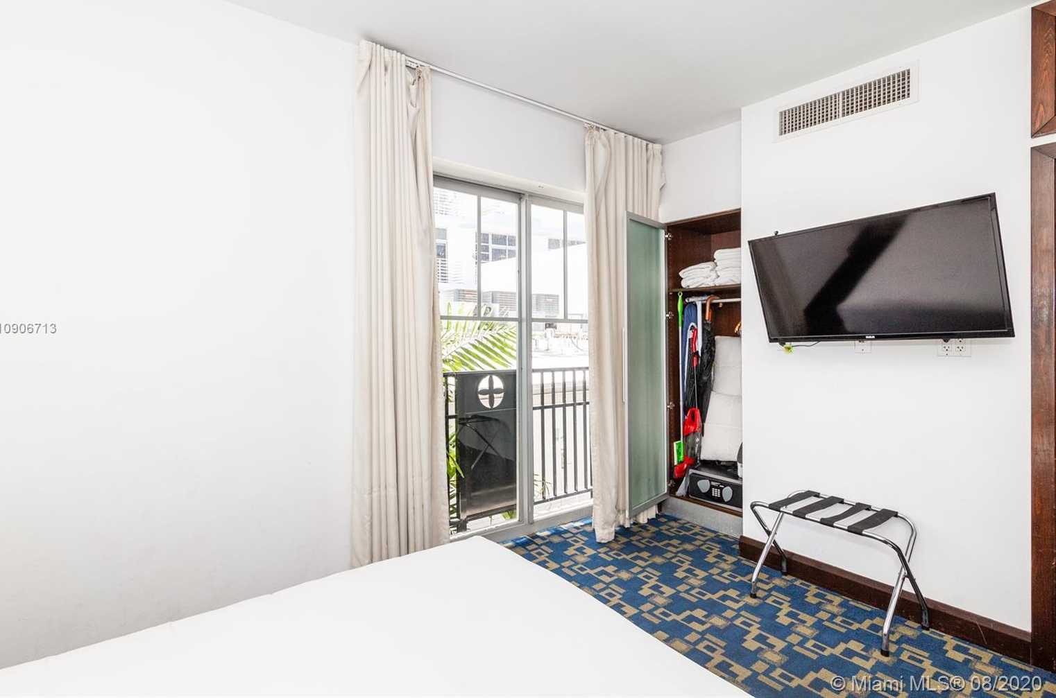 Small Image of 1060 OCEAN DR #D204, Miami Beach Number 7