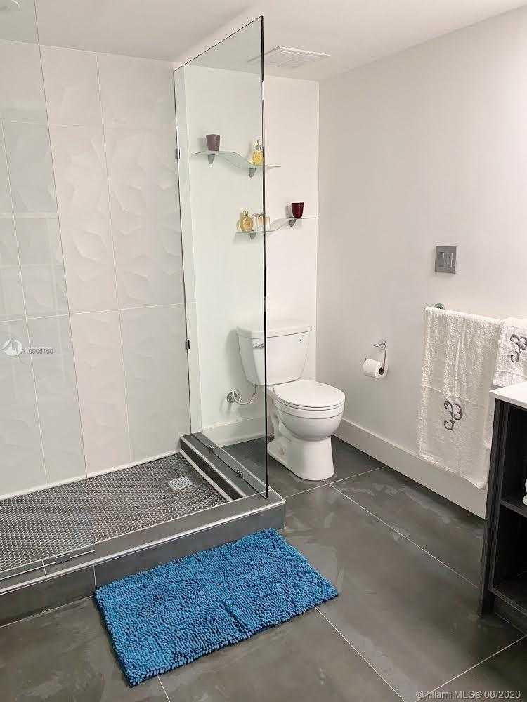 Small Image of 19355 Turnberry Way, Miami, FL 33180, USA Number 27