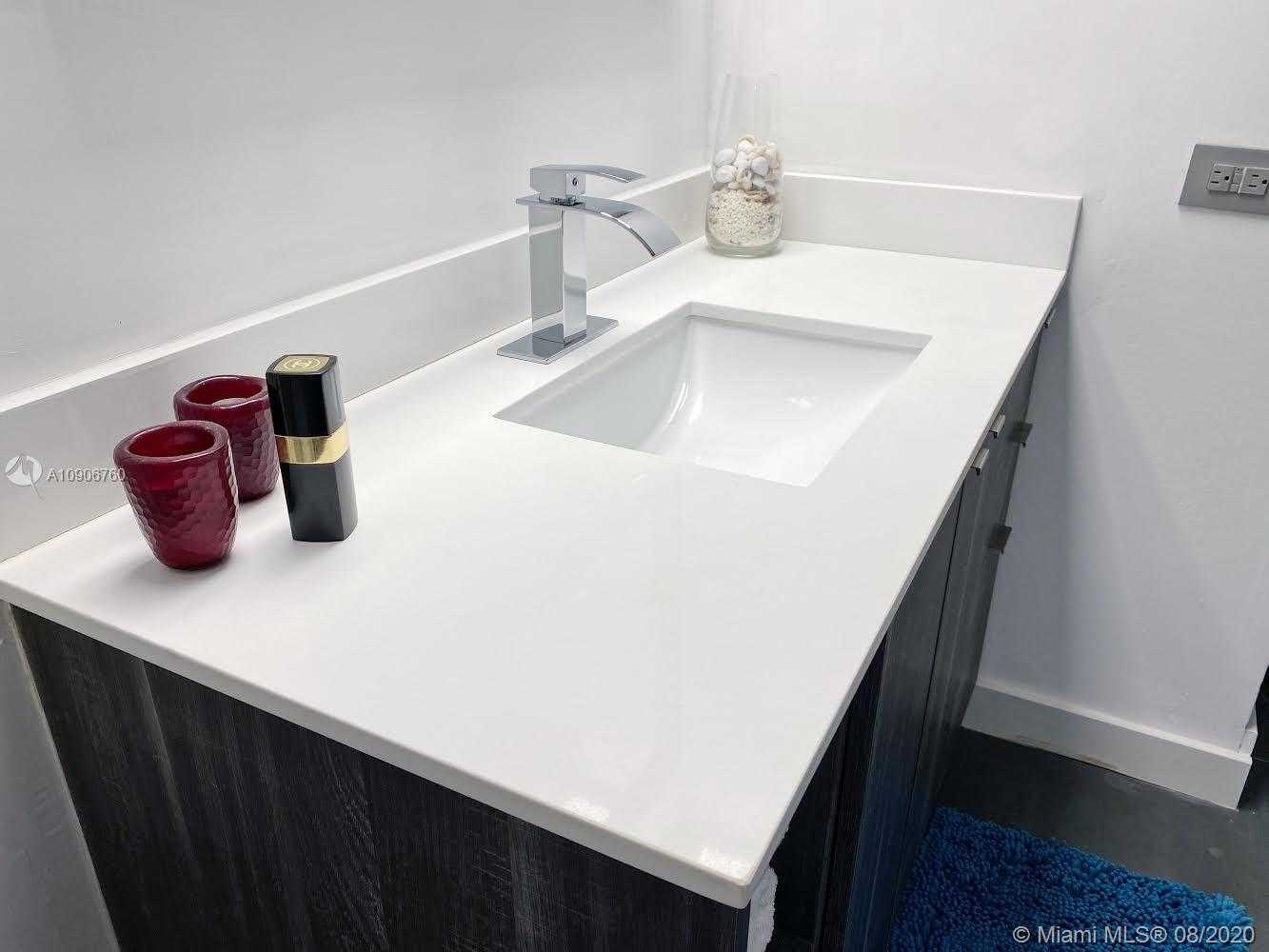 Small Image of 19355 Turnberry Way, Miami, FL 33180, USA Number 28
