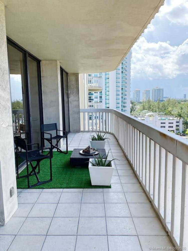 Small Image of 19355 Turnberry Way, Miami, FL 33180, USA Number 33