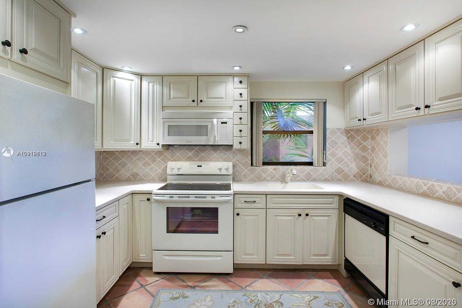 Small Image of 55 OCEAN LANE DR #1030, Key Biscayne Number 3