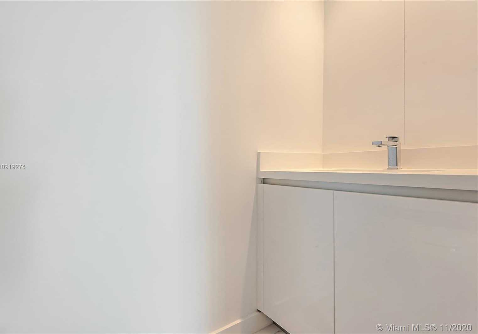 Small Image of 801 SOUTH POINTE DR #305, Miami Beach Number 16