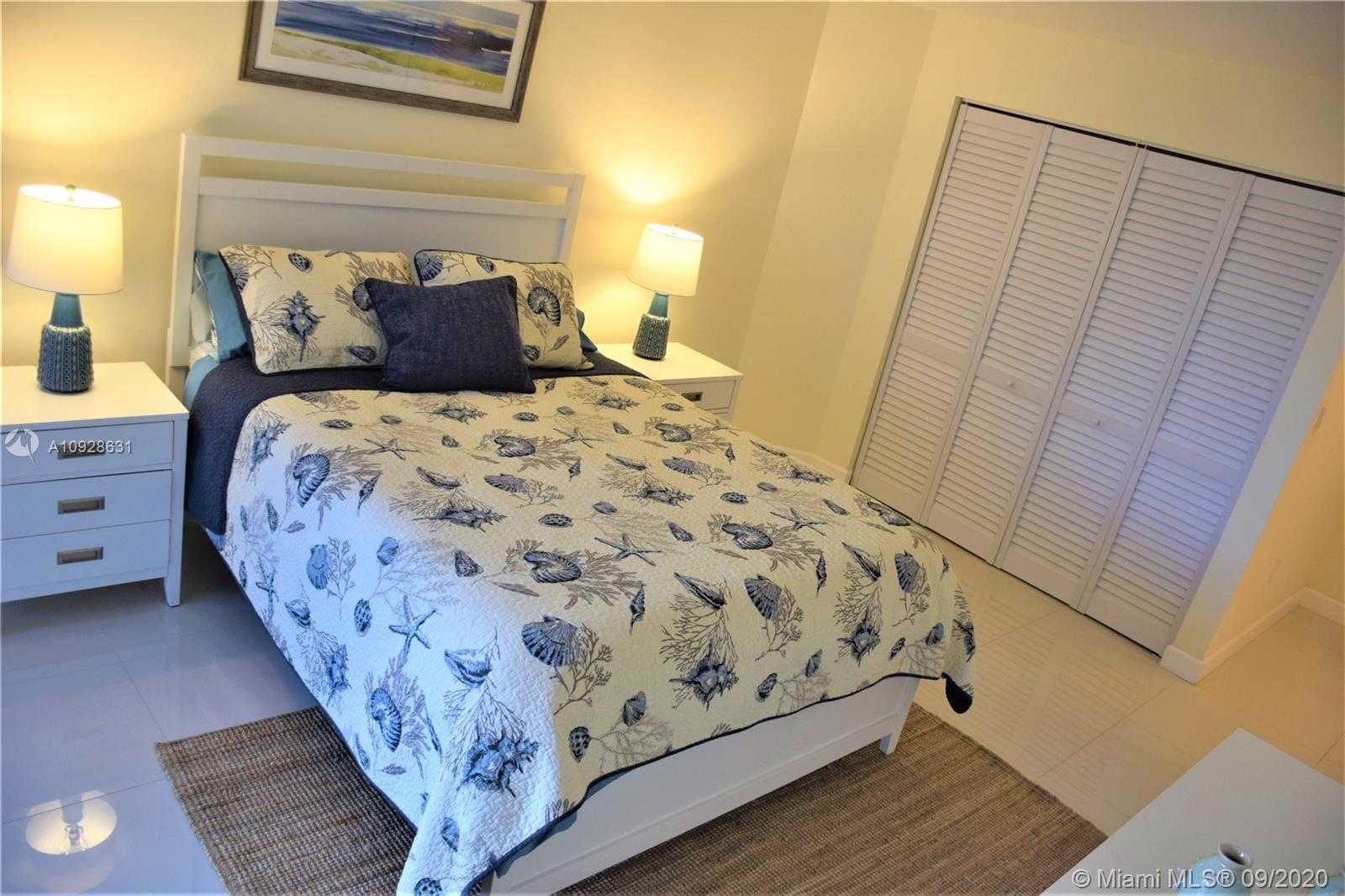 Small Image of 6423 COLLINS AVE #701, Miami Beach Number 4