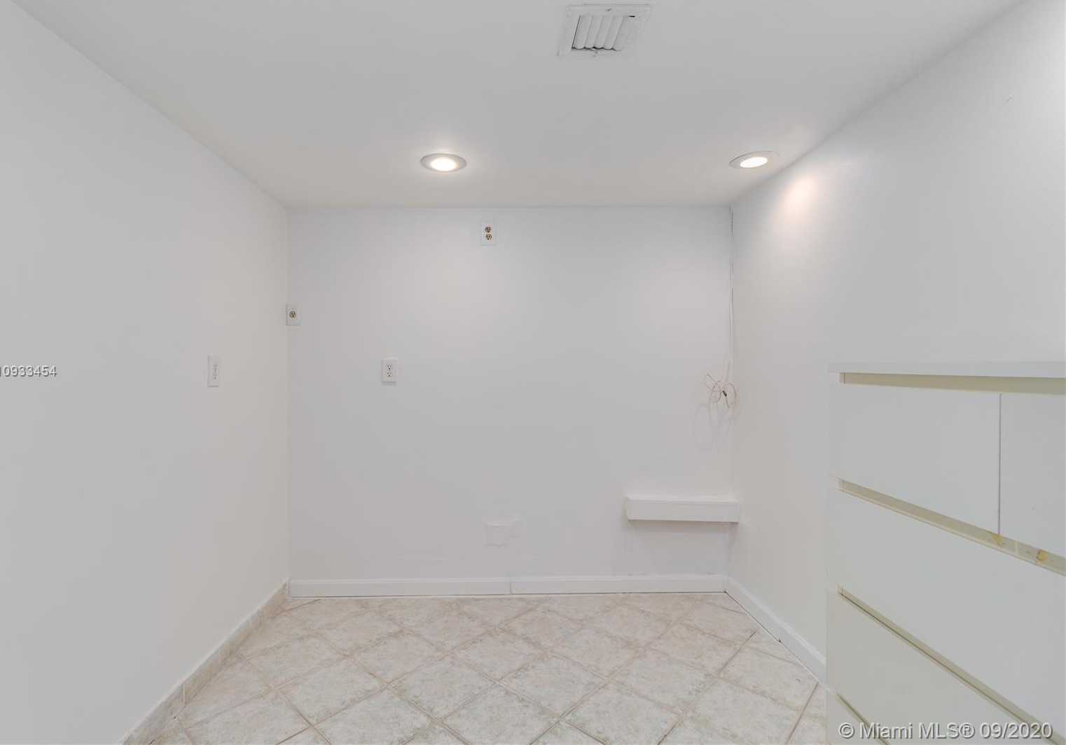 Small Image of 345 OCEAN DR #402, Miami Beach Number 10