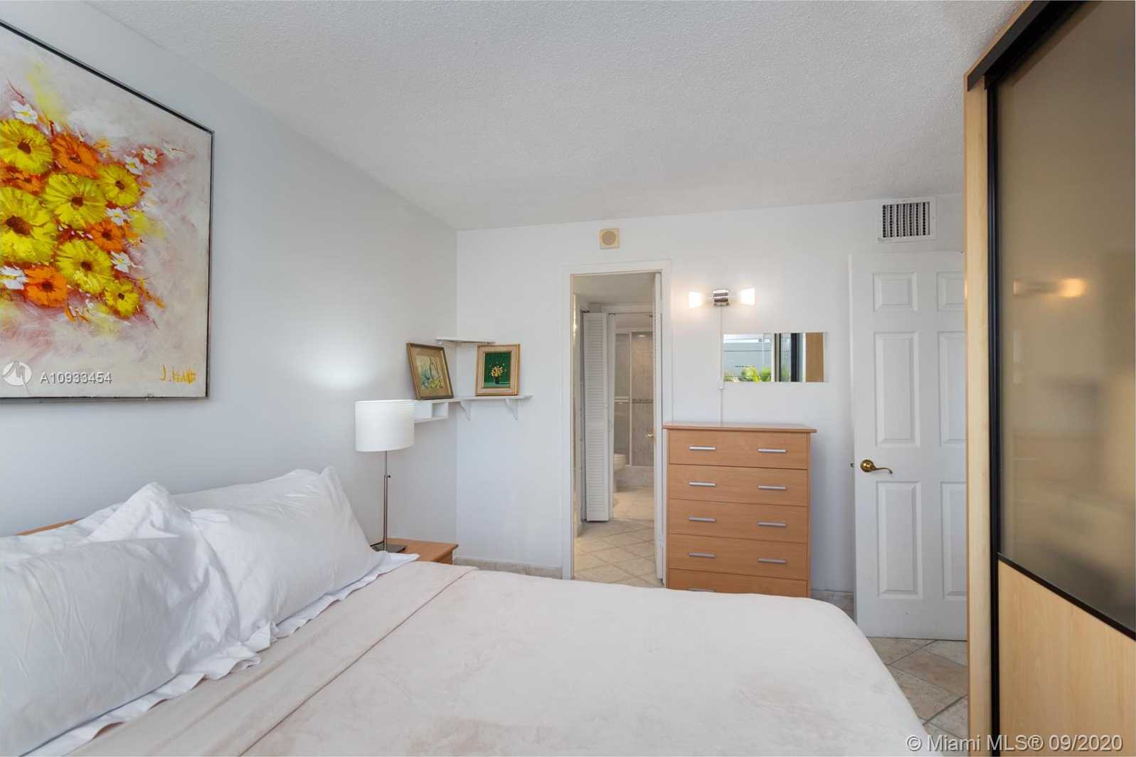 Small Image of 345 OCEAN DR #402, Miami Beach Number 9