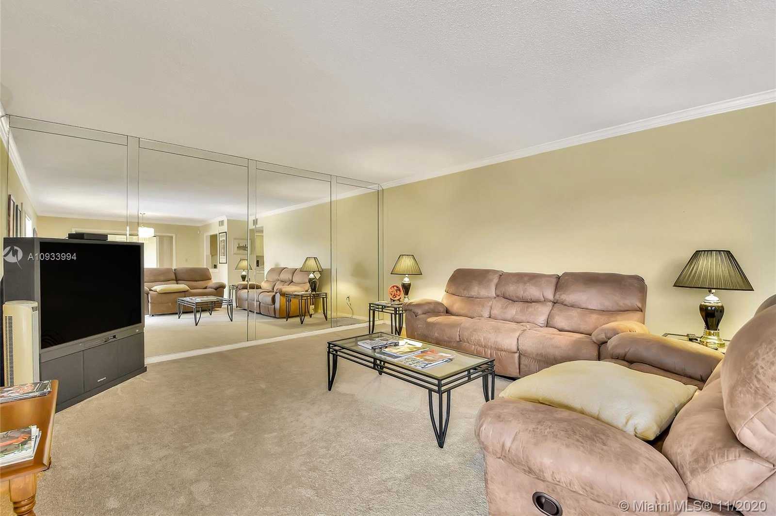 Small Image of 19120 WEST LAKE DR, Hialeah Number 10