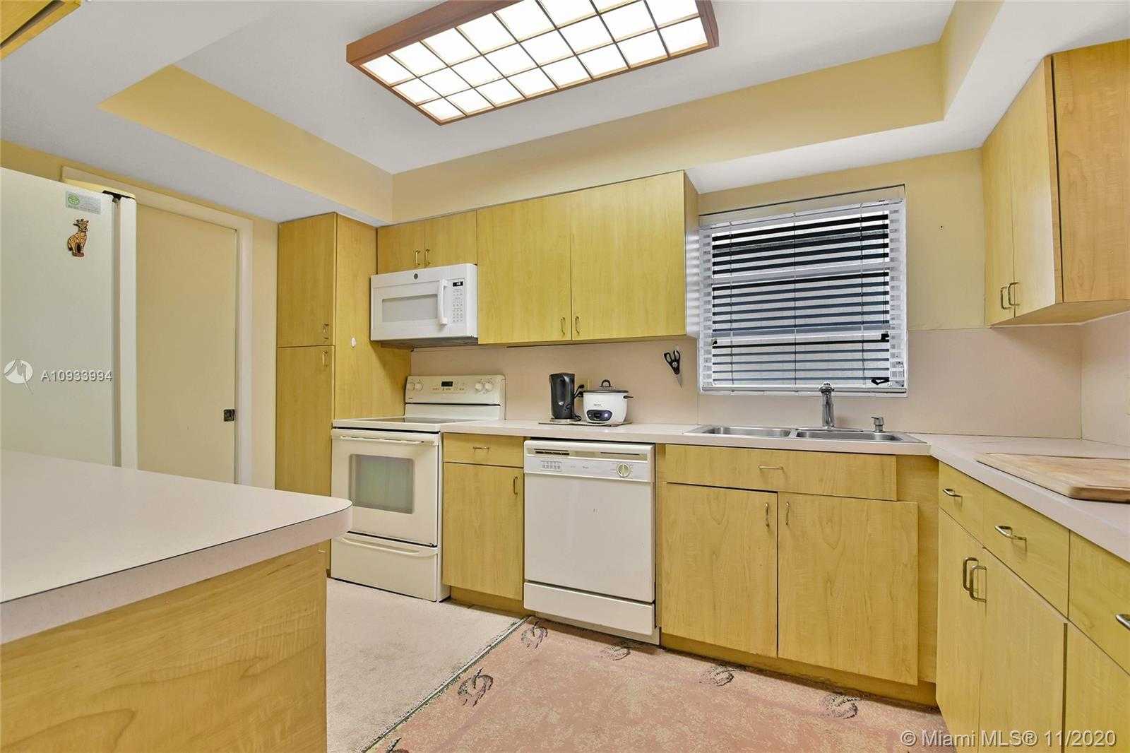 Small Image of 19120 WEST LAKE DR, Hialeah Number 13