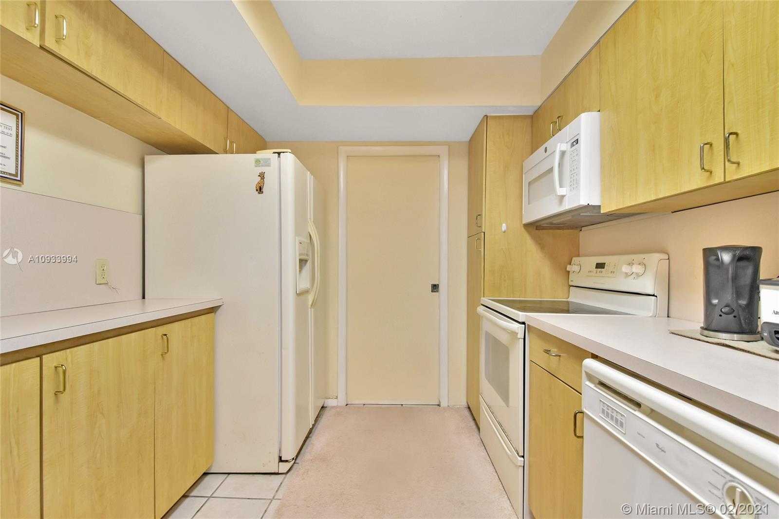 Small Image of 19120 WEST LAKE DR, Hialeah Number 14