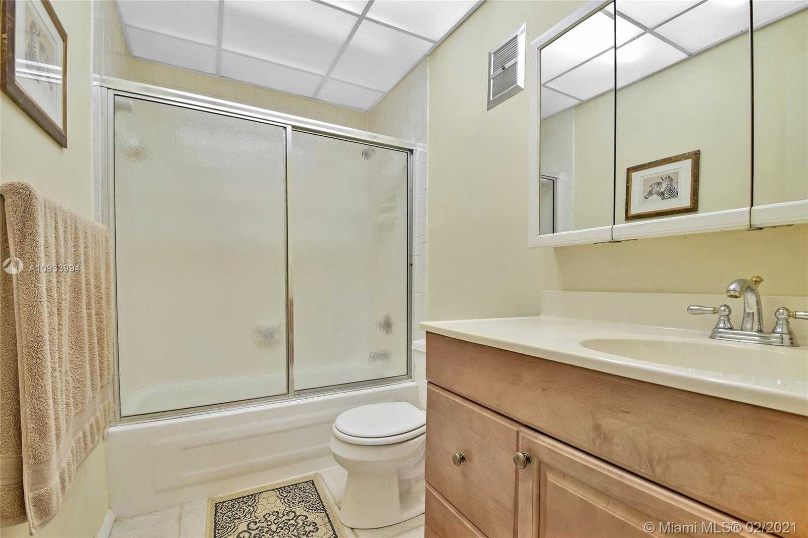 Small Image of 19120 WEST LAKE DR, Hialeah Number 17