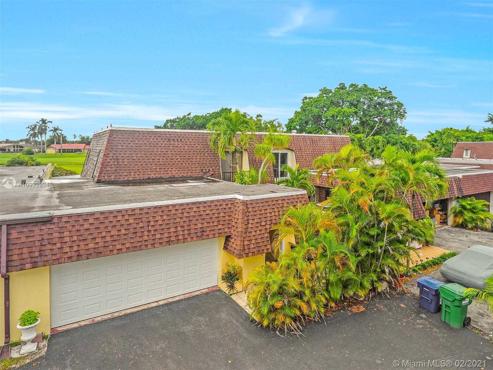 Small Image of 19120 WEST LAKE DR, Hialeah Number 2