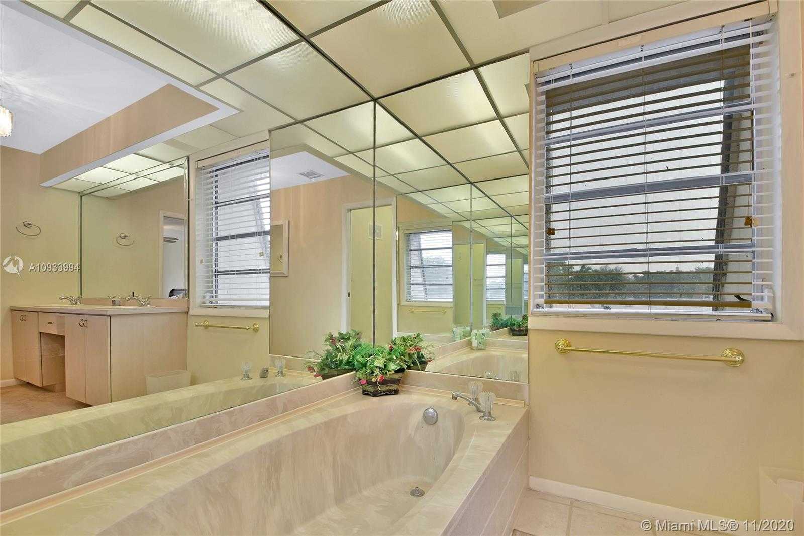 Small Image of 19120 WEST LAKE DR, Hialeah Number 22