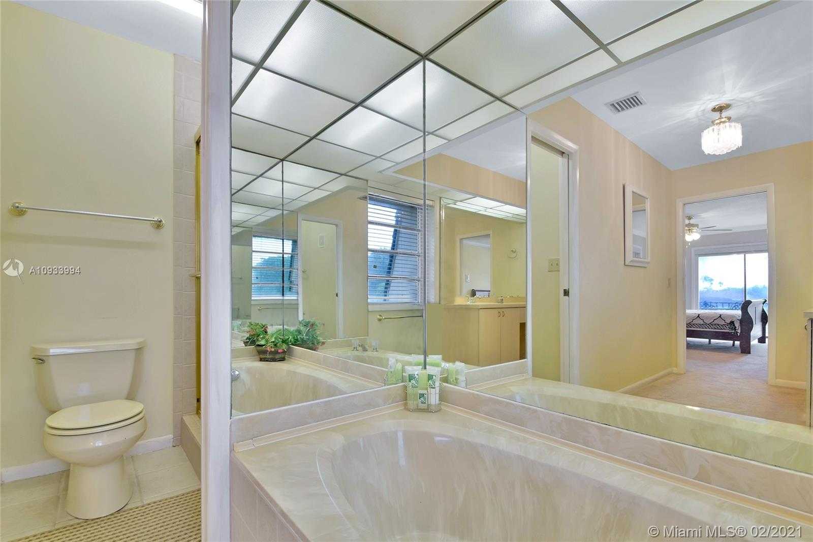 Small Image of 19120 WEST LAKE DR, Hialeah Number 23