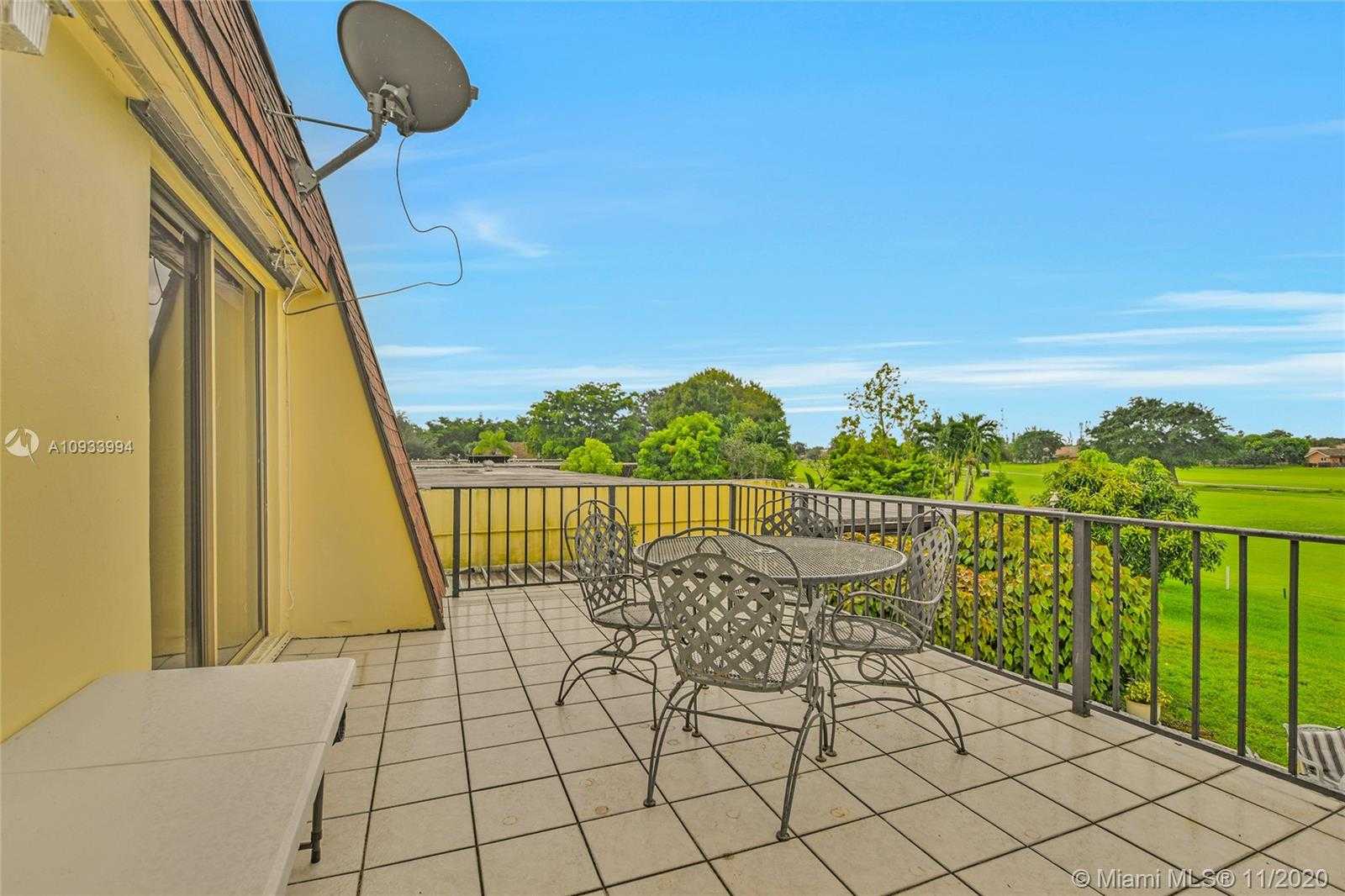 Small Image of 19120 WEST LAKE DR, Hialeah Number 24