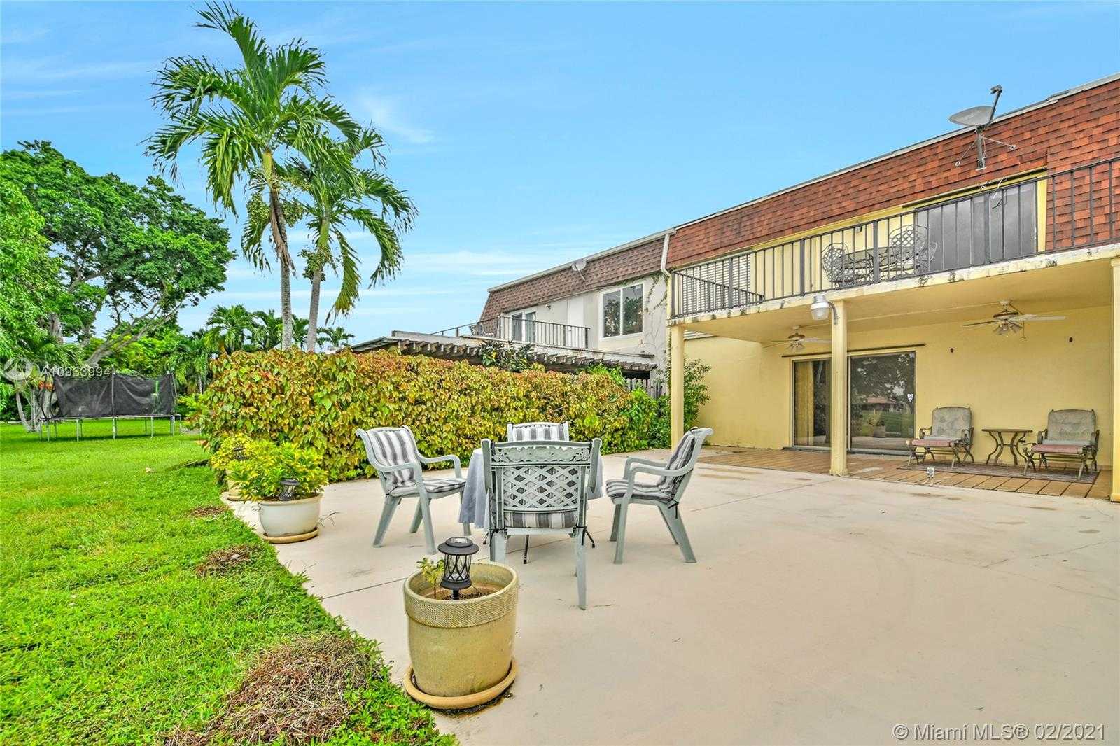 Small Image of 19120 WEST LAKE DR, Hialeah Number 26