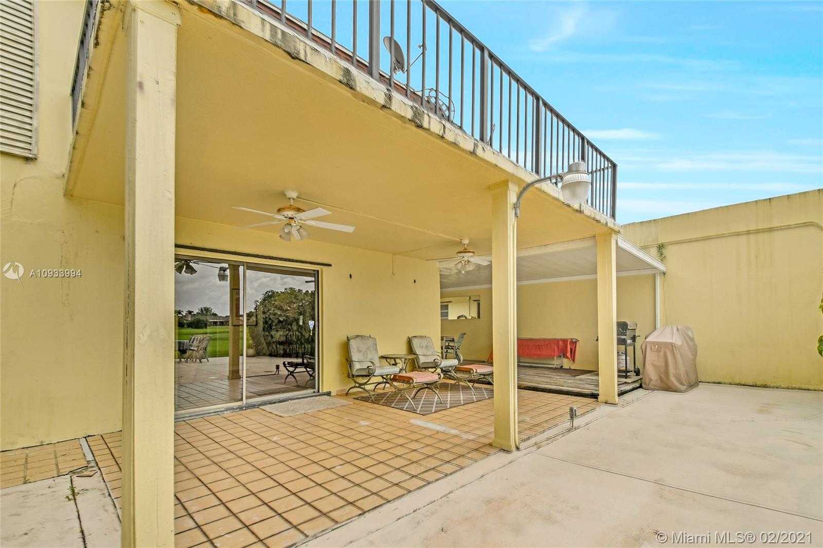 Small Image of 19120 WEST LAKE DR, Hialeah Number 27