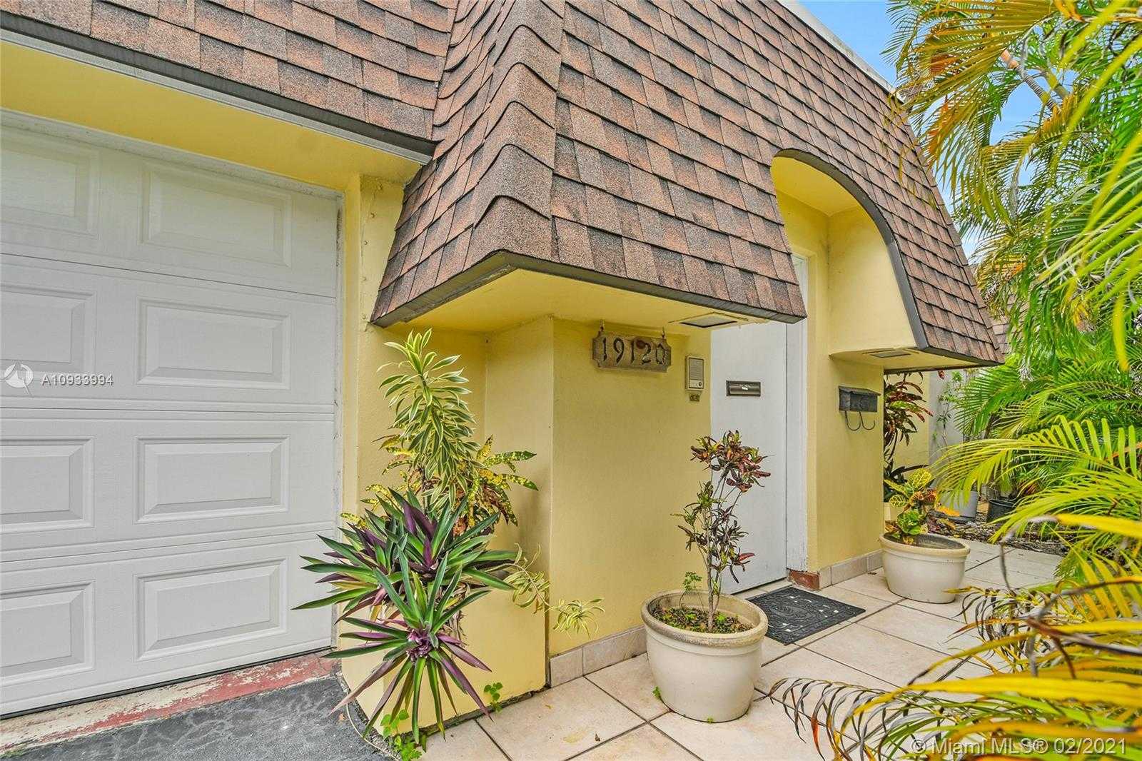 Small Image of 19120 WEST LAKE DR, Hialeah Number 3