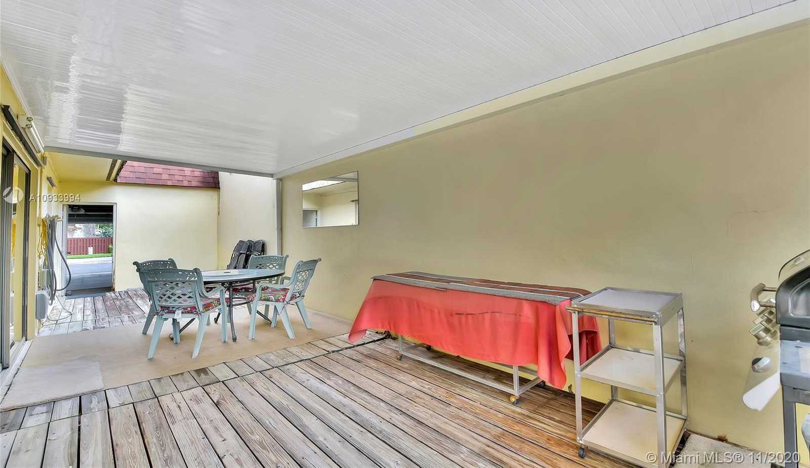 Small Image of 19120 WEST LAKE DR, Hialeah Number 31