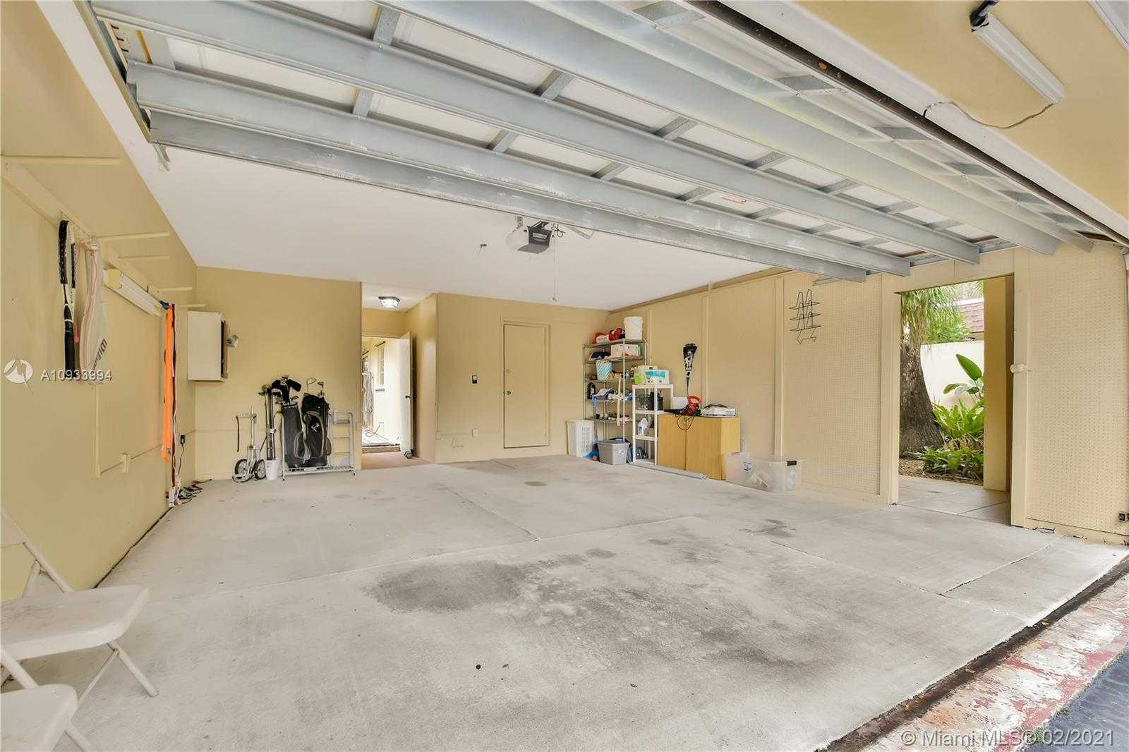 Small Image of 19120 WEST LAKE DR, Hialeah Number 32