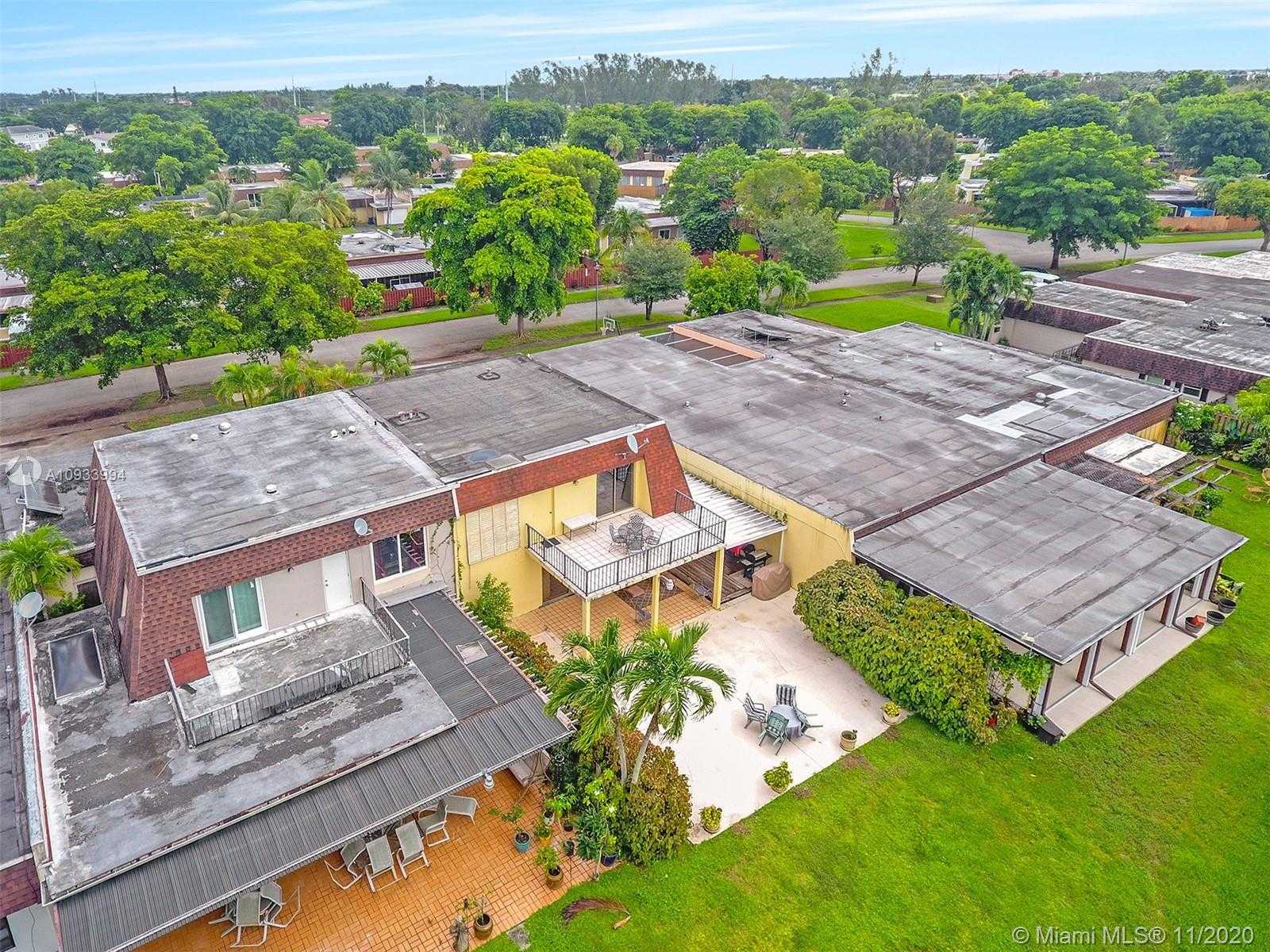 Small Image of 19120 WEST LAKE DR, Hialeah Number 36