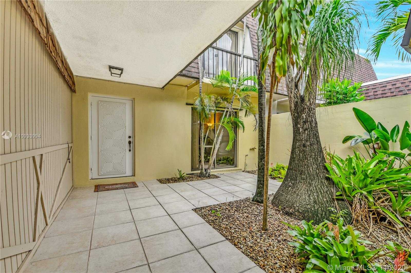 Small Image of 19120 WEST LAKE DR, Hialeah Number 4
