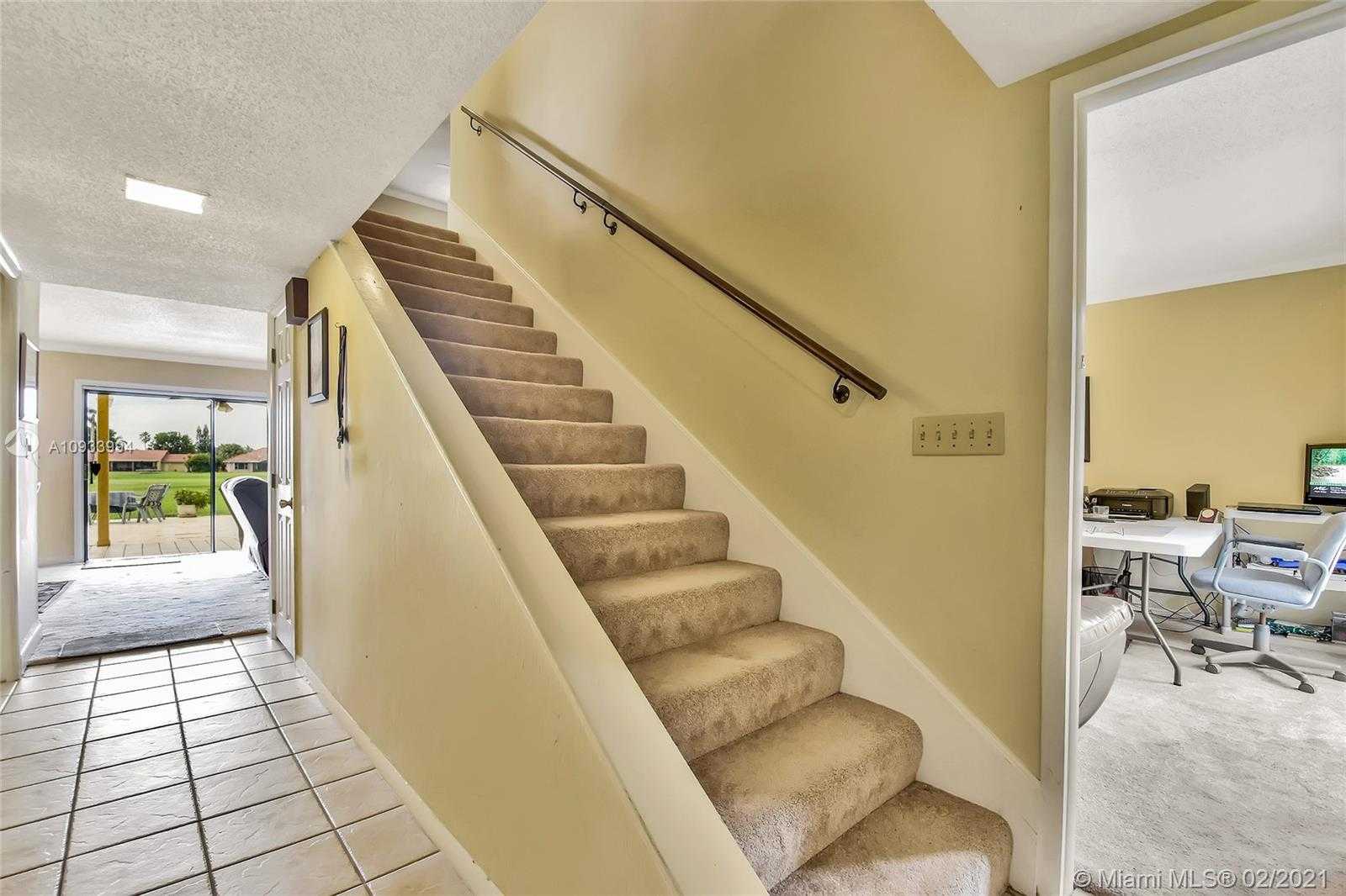 Small Image of 19120 WEST LAKE DR, Hialeah Number 5