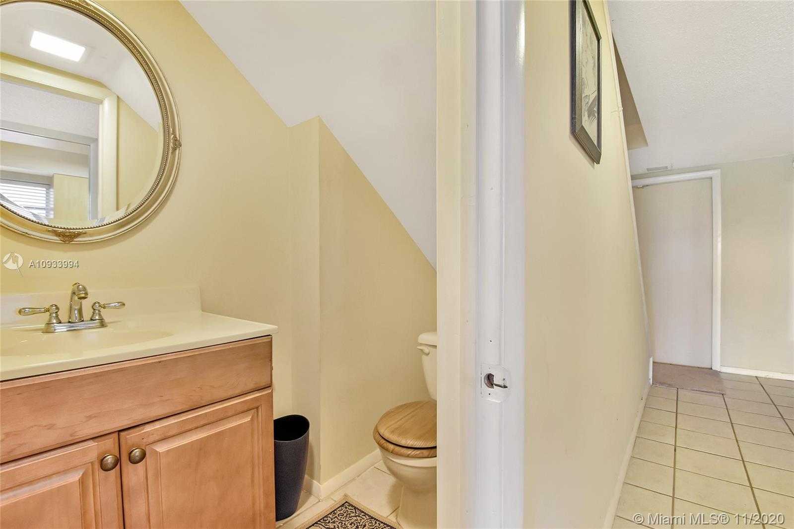 Small Image of 19120 WEST LAKE DR, Hialeah Number 7