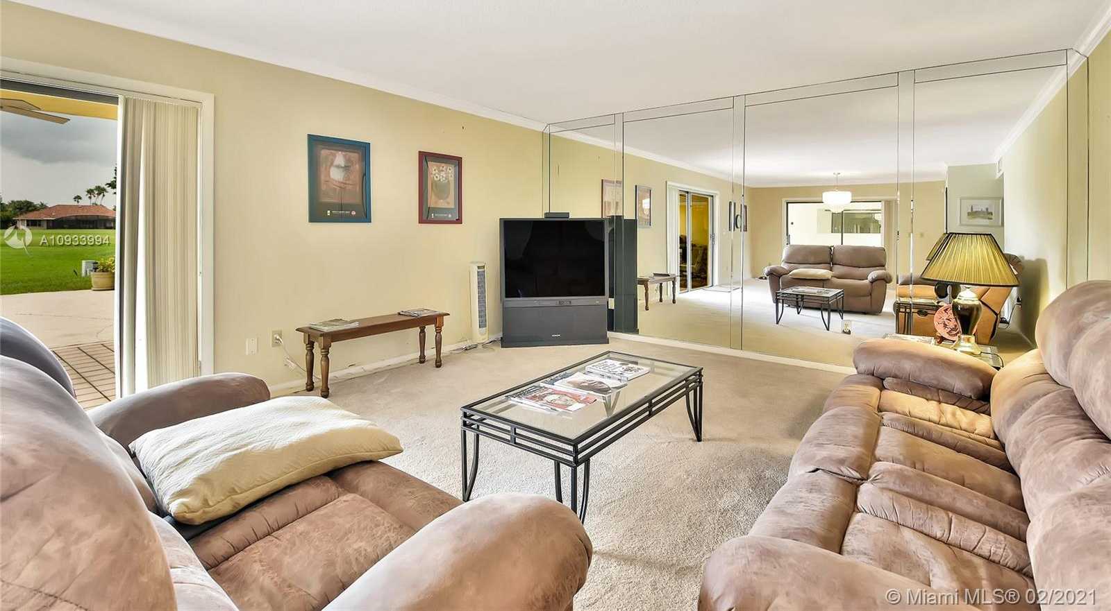 Small Image of 19120 WEST LAKE DR, Hialeah Number 9