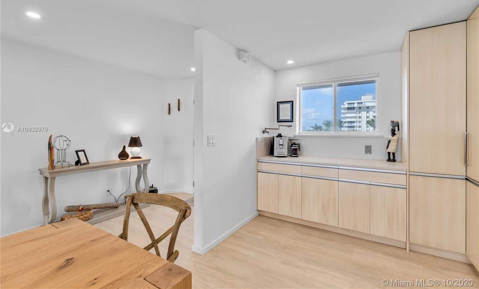 Small Image of 350 BEACH RD #305, Tequesta Number 6