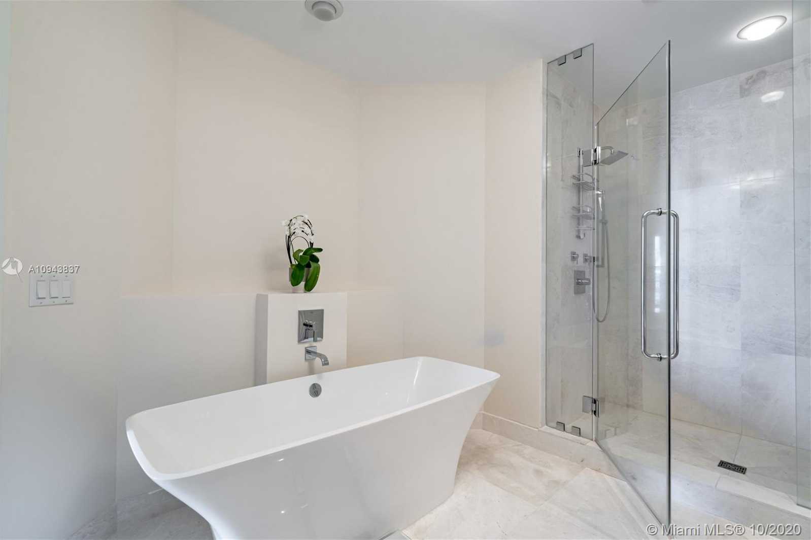 Small Image of 17111 BISCAYNE BLVD #LPH5, North Miami Beach Number 19