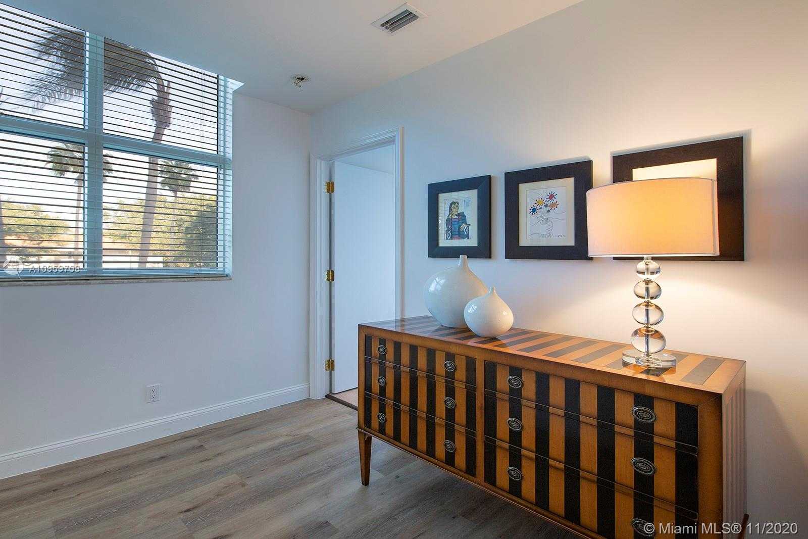 Small Image of 10 EDGEWATER DR #LA-NO, Coral Gables Number 18