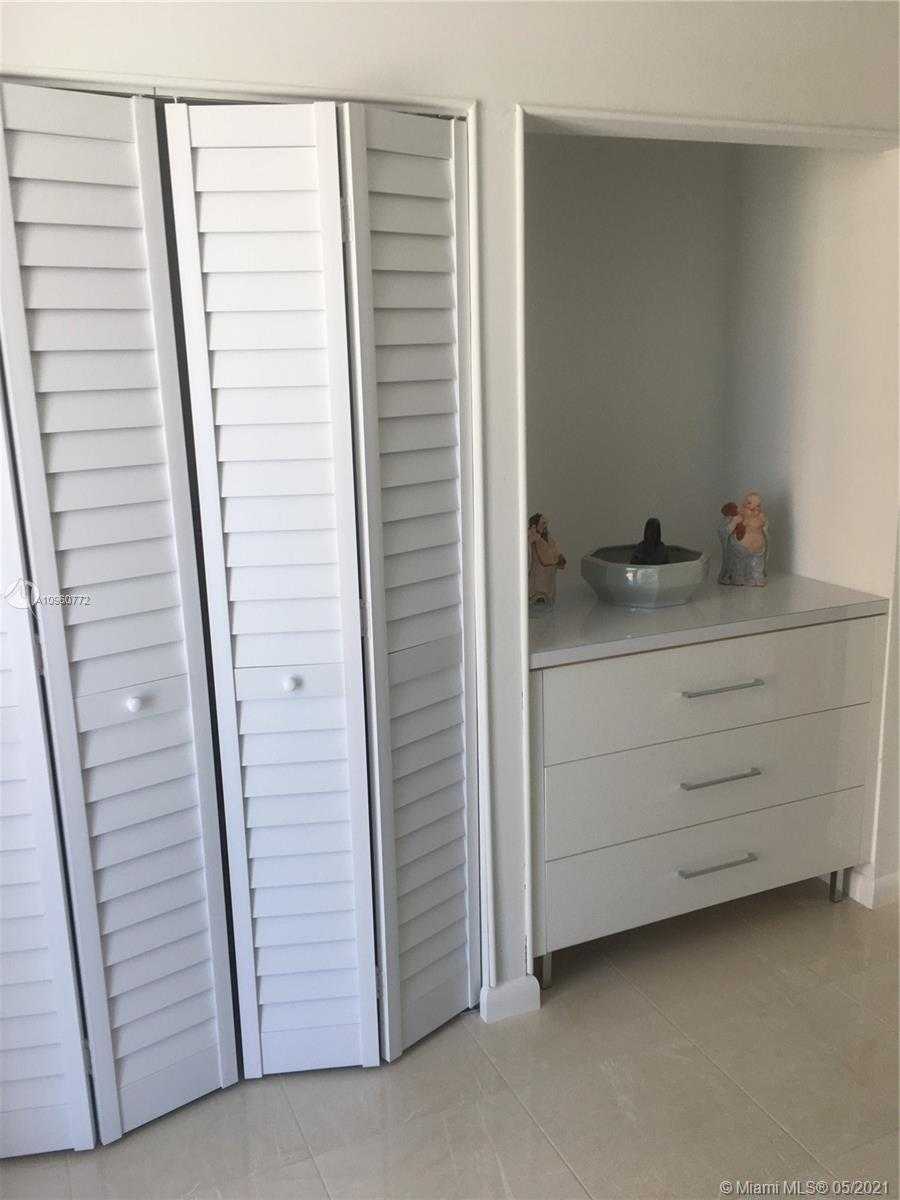 Small Image of 2457 COLLINS AVE #1503, Miami Beach Number 3