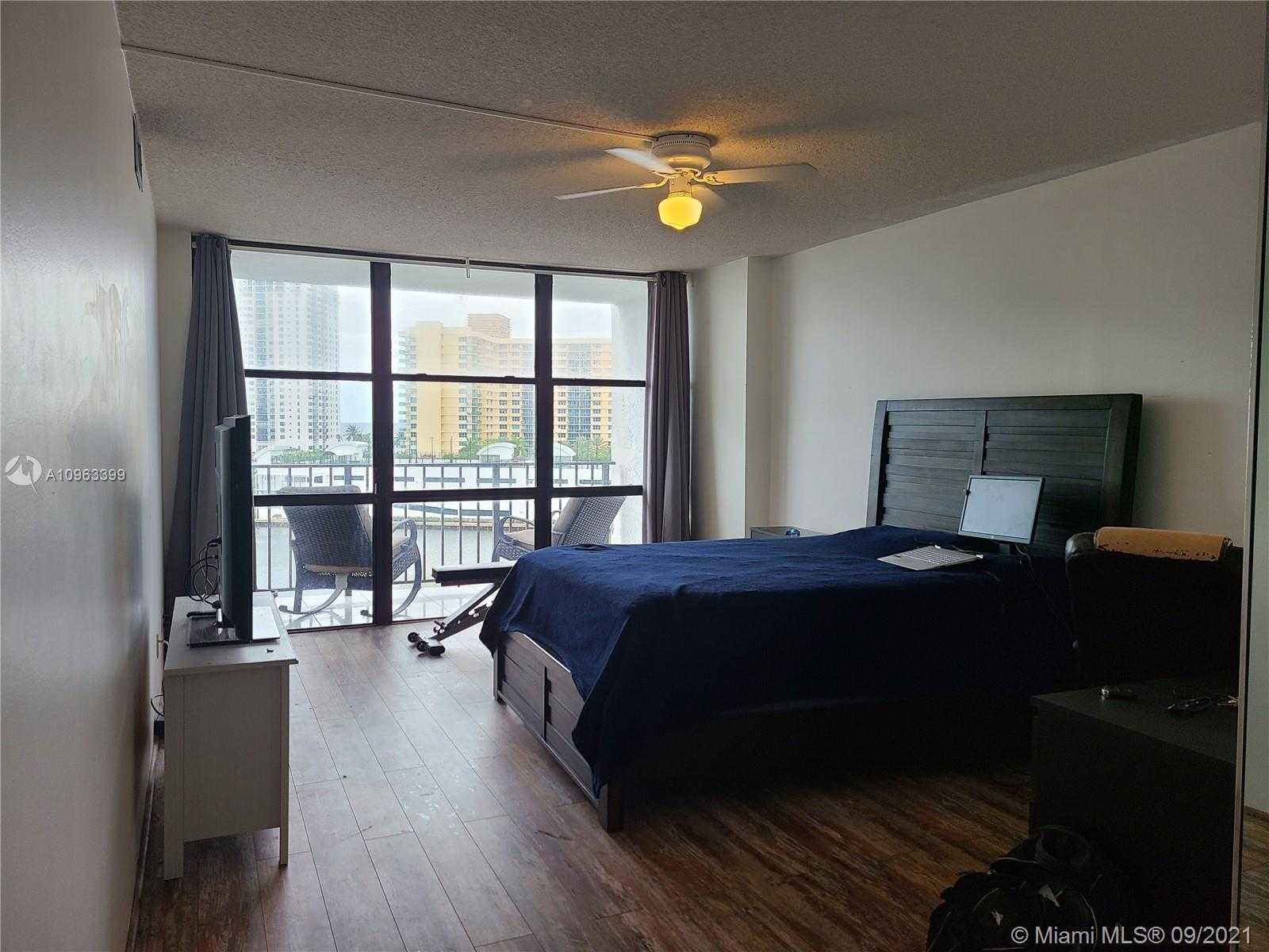 Small Image of 1000 PARKVIEW DR #802, Hallandale Beach Number 5