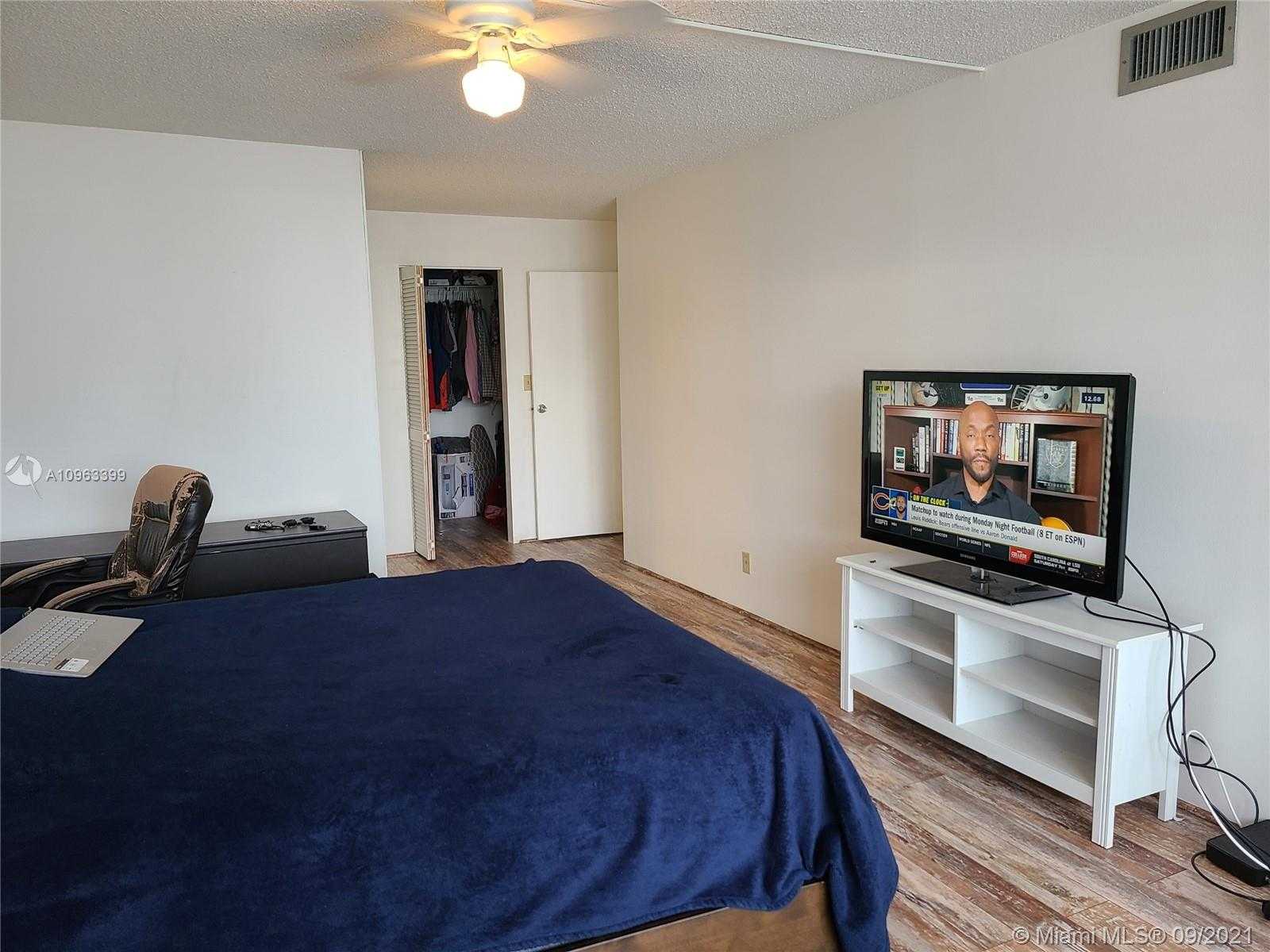 Small Image of 1000 PARKVIEW DR #802, Hallandale Beach Number 7